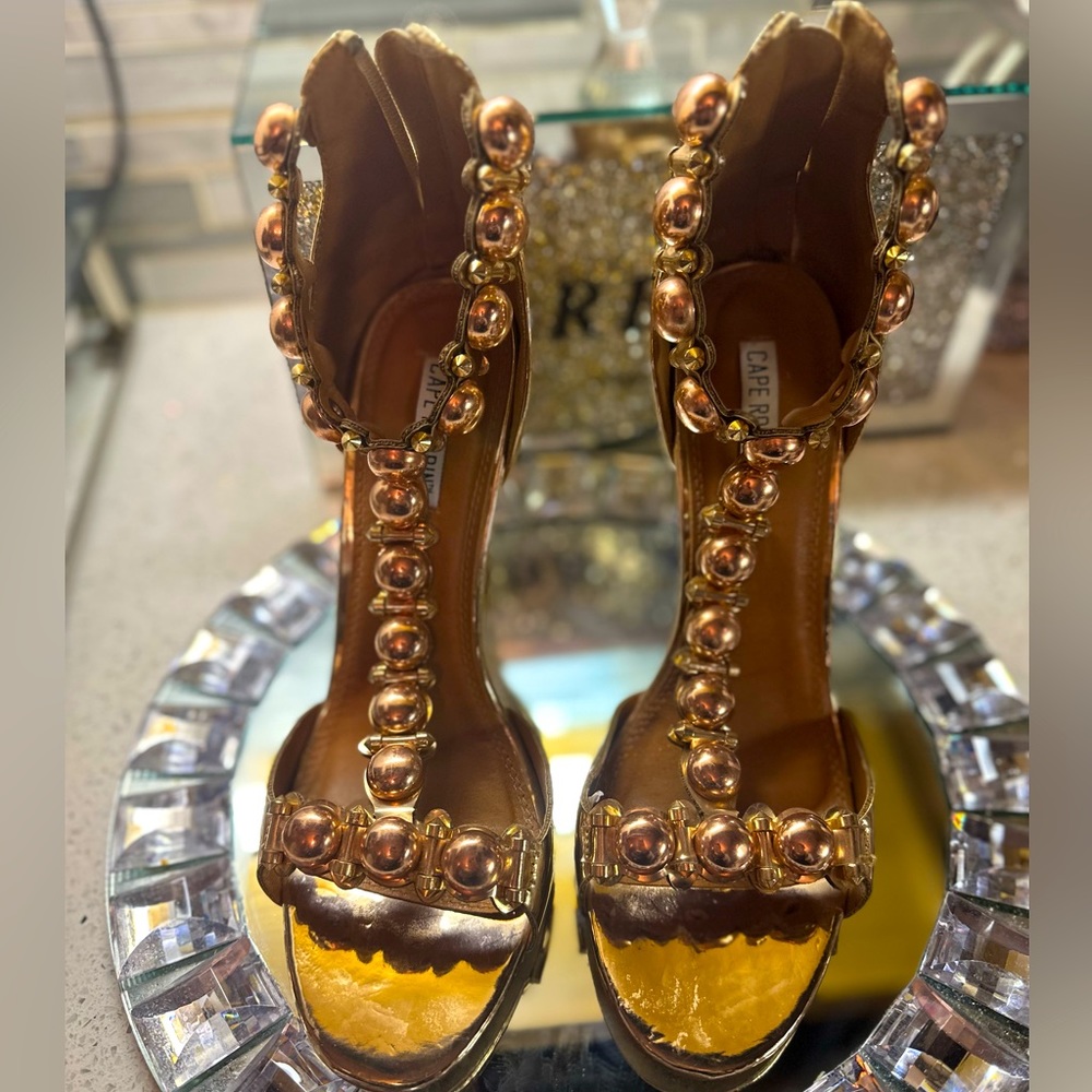 Beautiful Cape Robbin heels Size 10